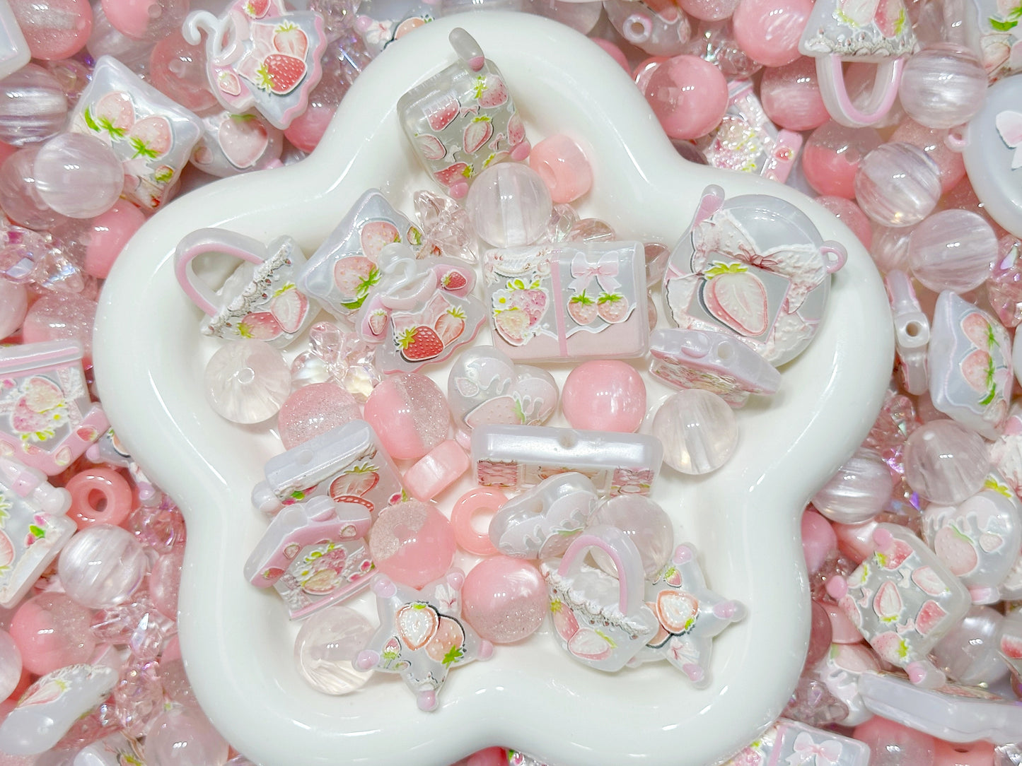 4.22NEW【A501】イチゴパルフェ（浮き彫りプリントビーズ約11種類、レジン3種類など入りのストラップ用大ミックス）