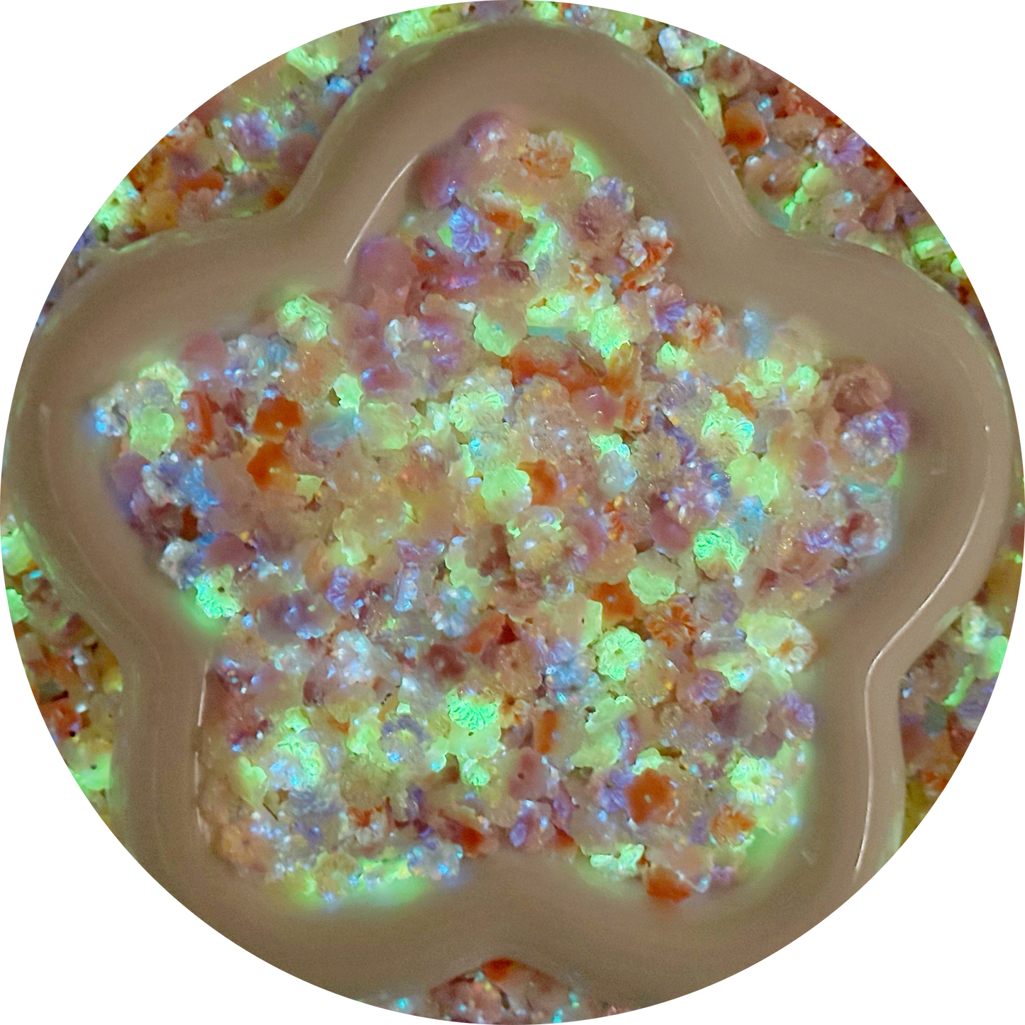 5.25NEW【L104】花吹雪（夜光とUV変色の硬いお花、穴有り、カラフルミックス、約8.1×8.5ｍｍ）