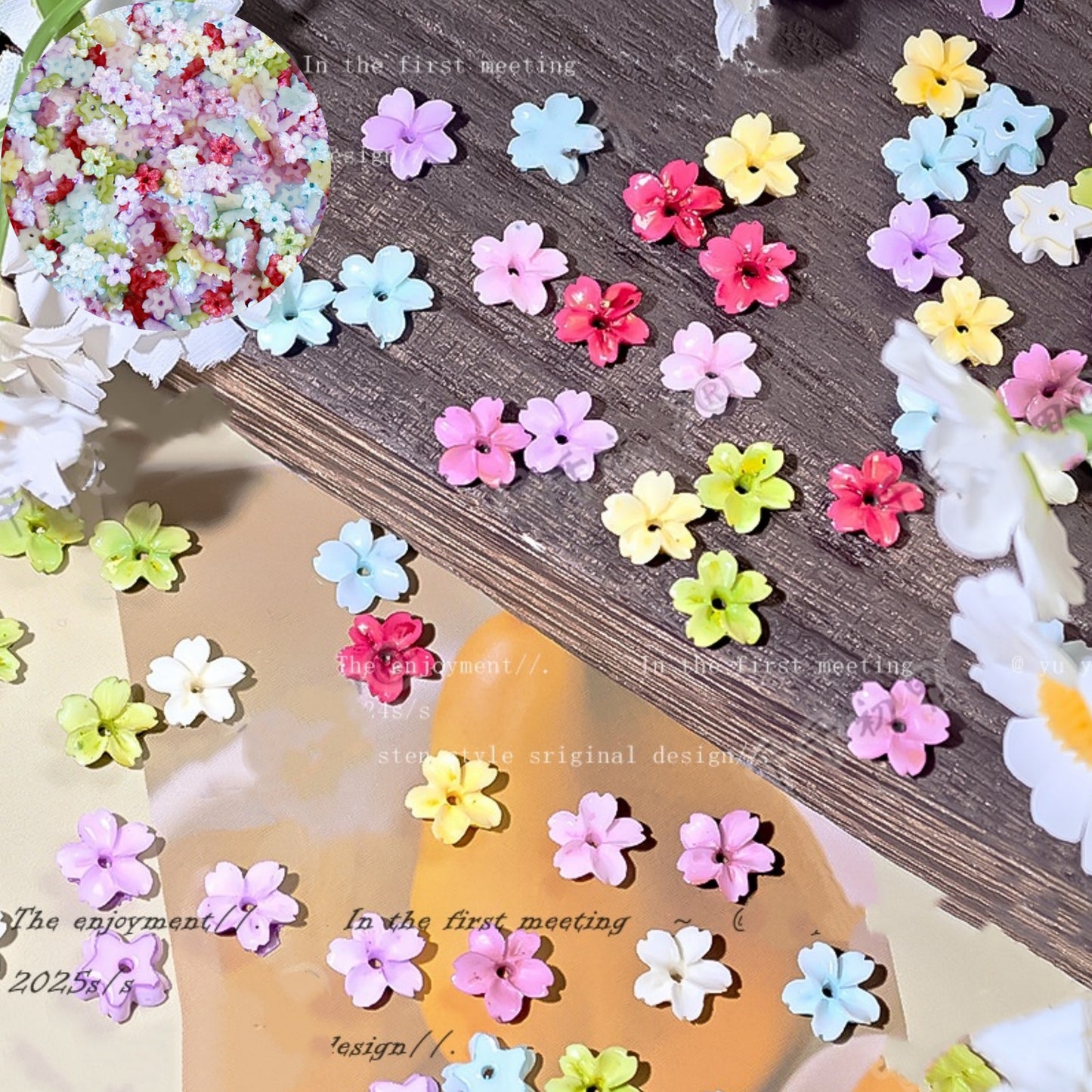 6.30NEW【L133】鮮やかに咲く桜（夜光硬いレジン桜、穴有り、8色、約7.5×7.8ｍｍ）