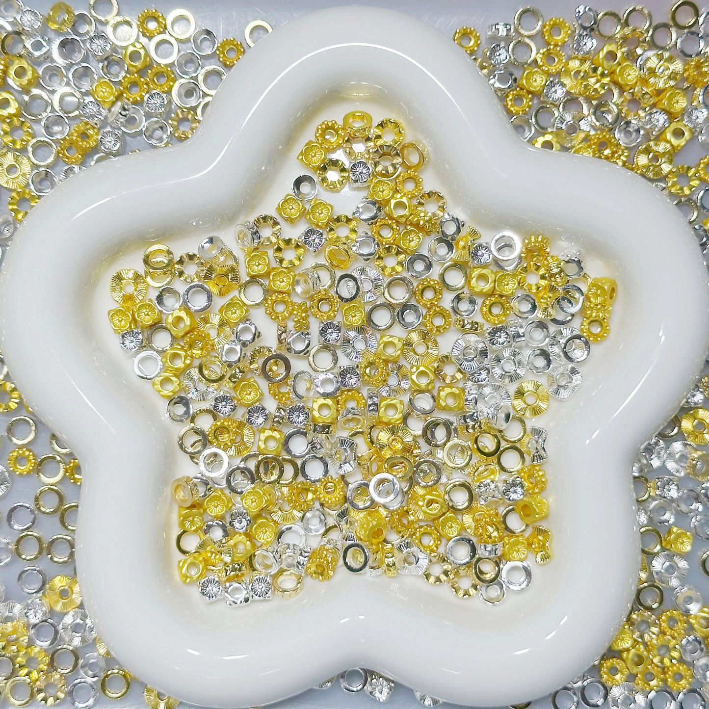 7.16NEW【P108】華光に散らばる輪（色落ちにくいロンデル12種類ミックス、約6～8ｍｍ）
