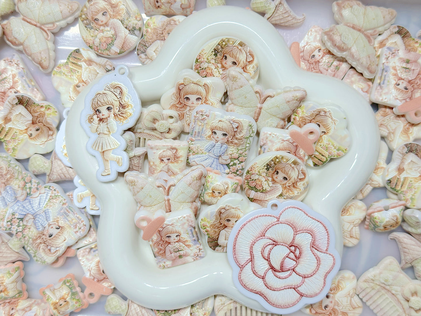8.25NEW【A598】花に囲まれたモリーちゃん（浮き彫りキャラビーズ約10種類とプレート2種類）