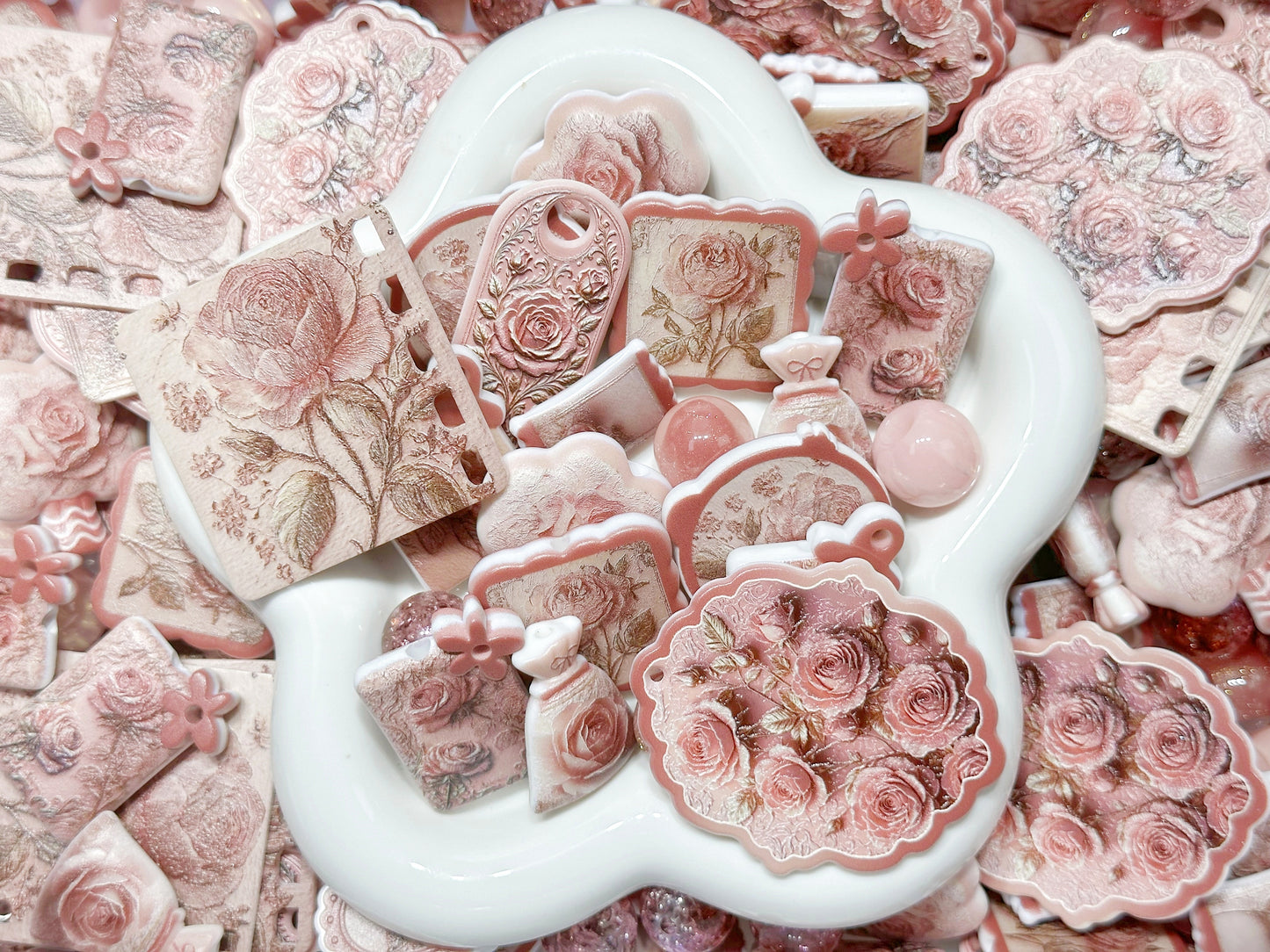 9.1NEW【A605】古びた絵本に咲く薔薇（♥金木犀の香り付き♥浮き彫りビーズ約9種類とプレート2種類と丸玉3種類のストラップ用大ミックス）