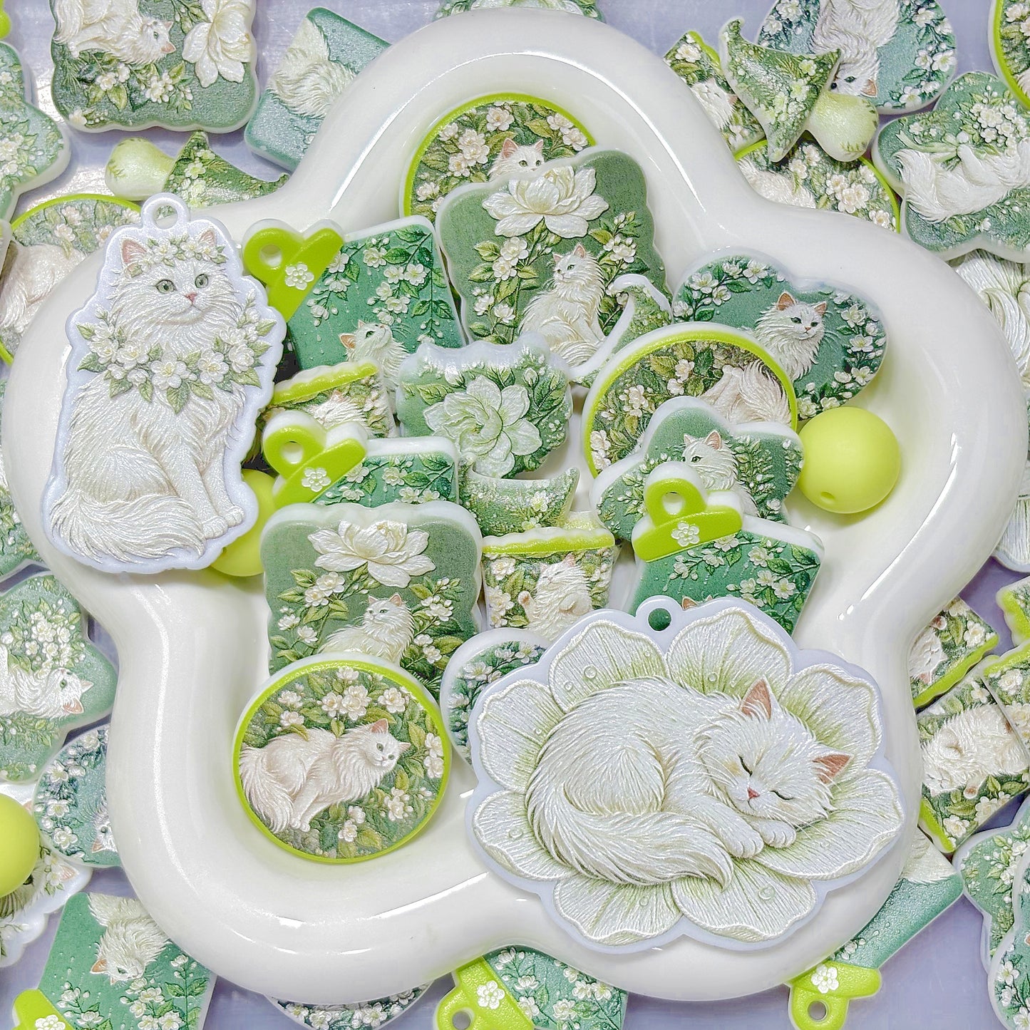 9.8NEW【A615】茉莉の森の眠り子猫（浮き彫りビーズ約9種類とプレート2種類と丸玉2種類）