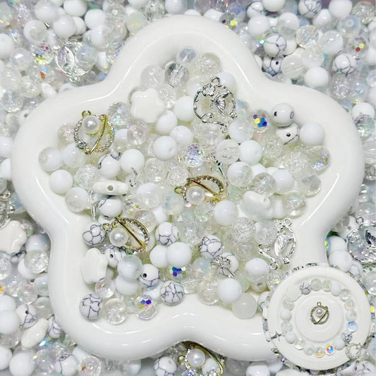 3.13NEW【B134】雪国のタカラ（ハウライト、陶器ビーズ1種類、刻みガラスビーズ1種類と高品質ガラスビーズ4種類とガラス多面カット2種類とメタル3種類）