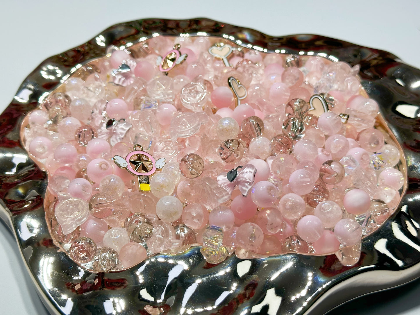 10.17NEW【B104】さくらちゃんの魔法世界（高品質ガラスビーズ5種類、マットレジンビーズ1種類、刻みガラスビーズ1種類、高品質チャーム3種類）