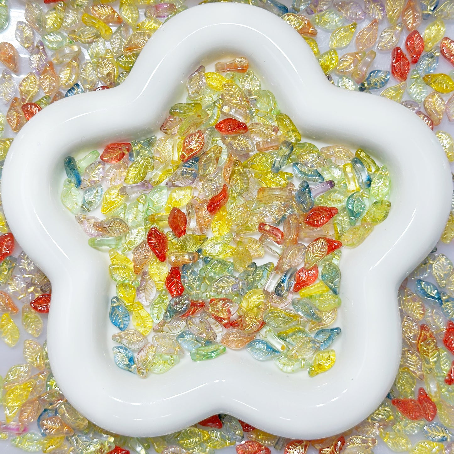 12.22NEW【T109】チェコ葉っぱ（ガラス製、10色ミックス、6×12ｍｍ）