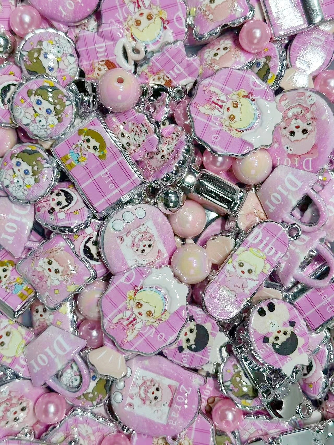 12.12NEW【A389】ディオールガール・ZORRA（シルバーメッキロゴビーズ15種類とアクリルビーズ1種類とメッキビーズ1種類とパール1種類）