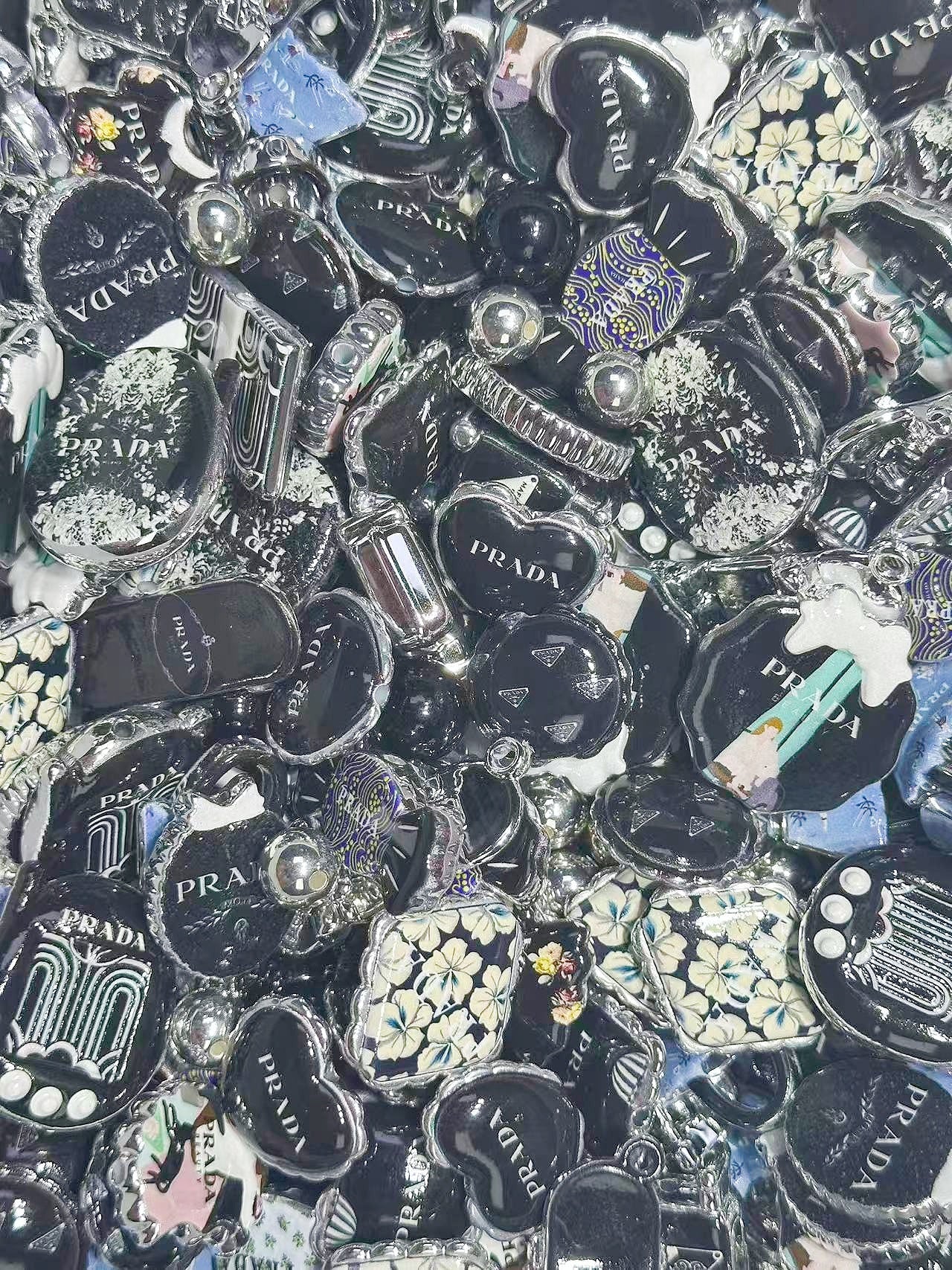 12.10NEW【A385】プラダ（シルバーメッキロゴビーズ15種類とアクリルビーズ1種類とメッキビーズ1種類）