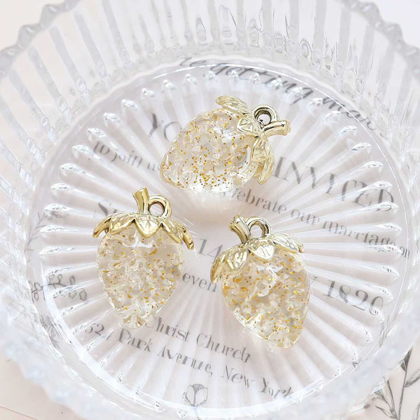 3.2再入荷有り♥段階式割引♥【T127】苺季節2（高級イチゴチャーム、約32mm*24mm）