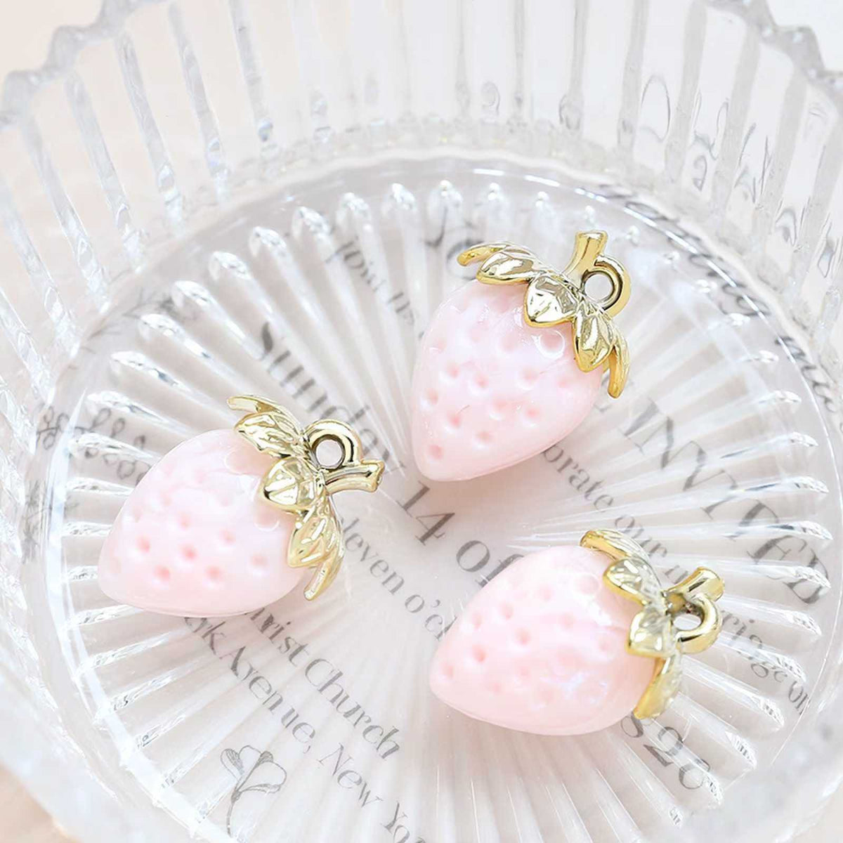 9.10新色あり♥段階式割引♥【T127】苺季節2（高級イチゴチャーム、約32mm*24mm）