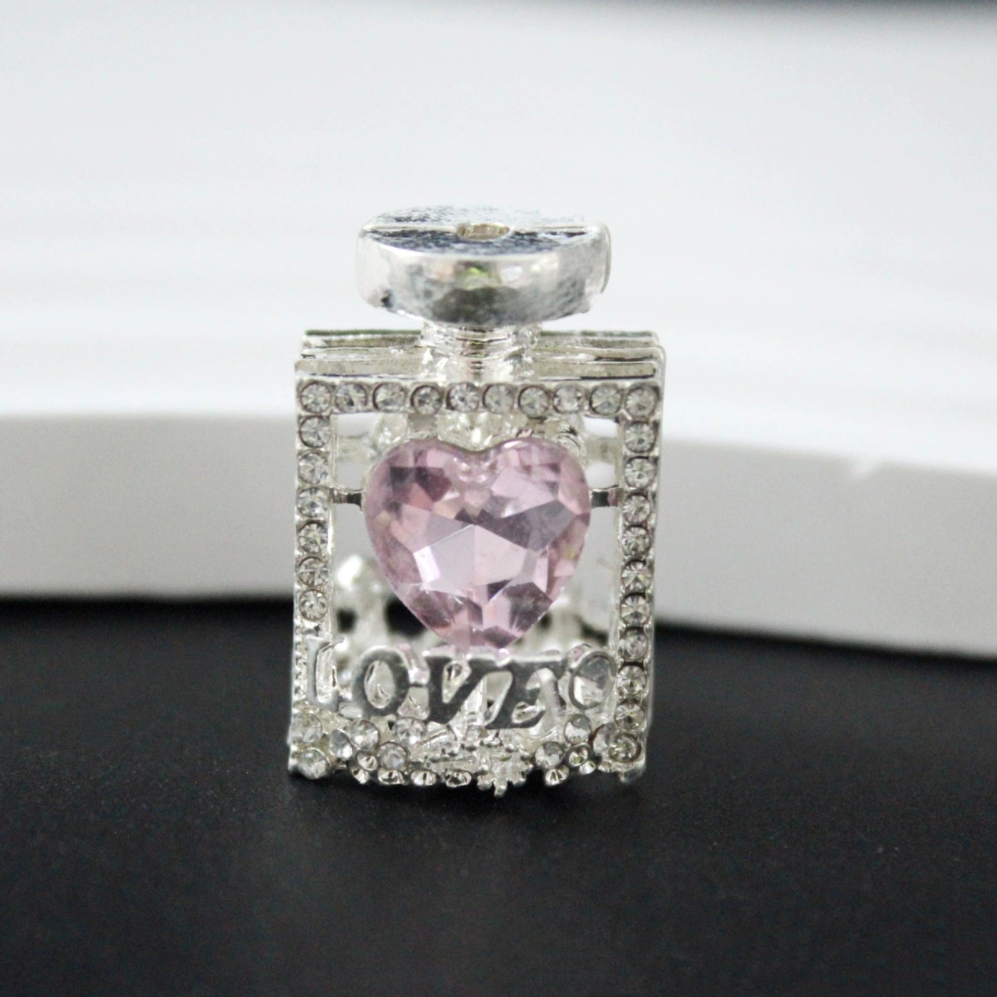 3.9再入荷♥段階式割引有り♥【T134】誘惑の香水（キラキラ、ダイヤハート付き、約20×15ｍｍ）