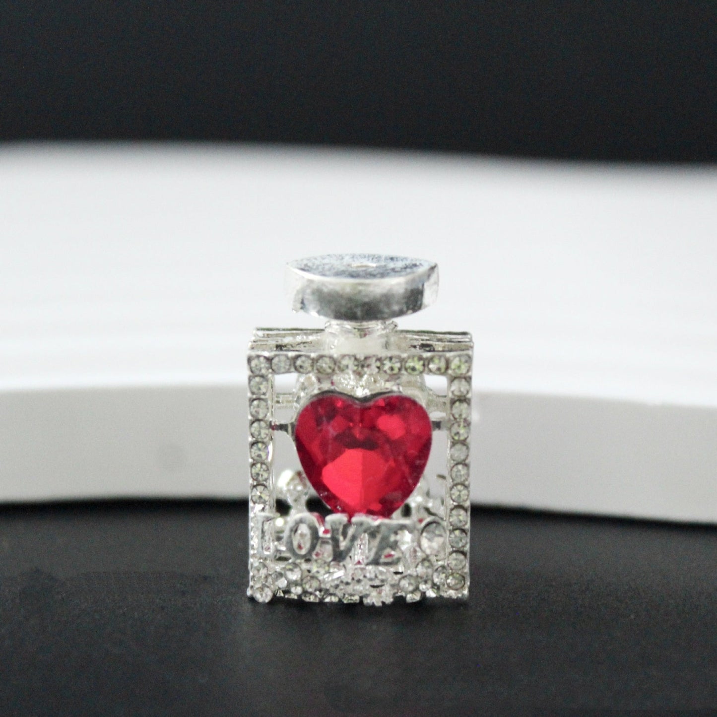3.9再入荷♥段階式割引有り♥【T134】誘惑の香水（キラキラ、ダイヤハート付き、約20×15ｍｍ）