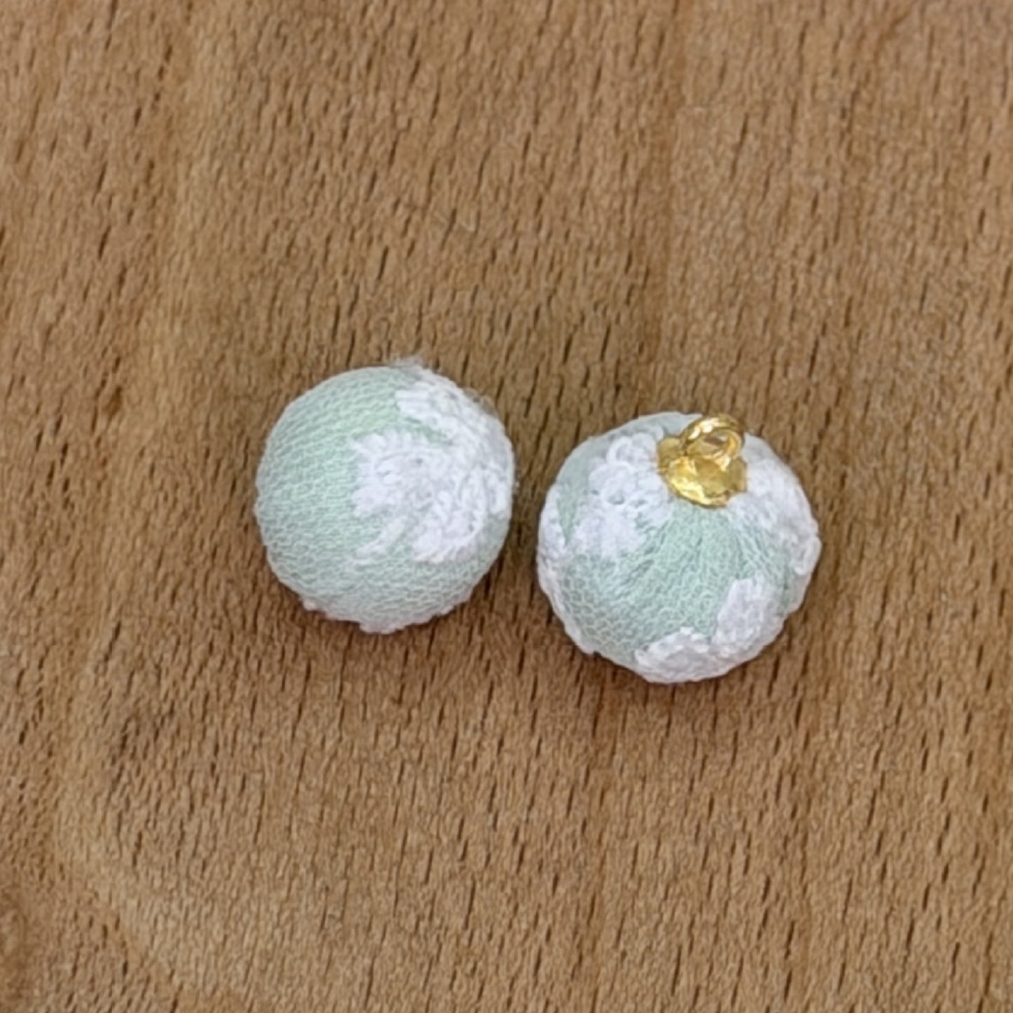 7.9NEW【T188】レース刺繍加工カン付きビーズ（16ｍｍ、ミックスと単品10色選択可能）