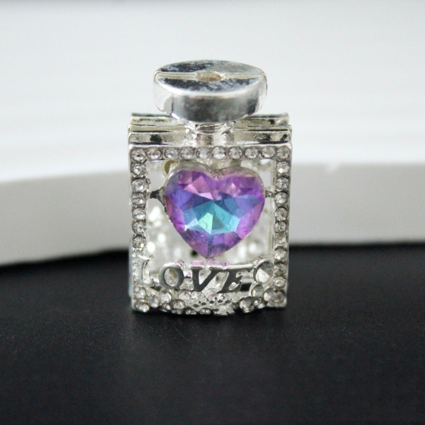 3.9再入荷♥段階式割引有り♥【T134】誘惑の香水（キラキラ、ダイヤハート付き、約20×15ｍｍ）