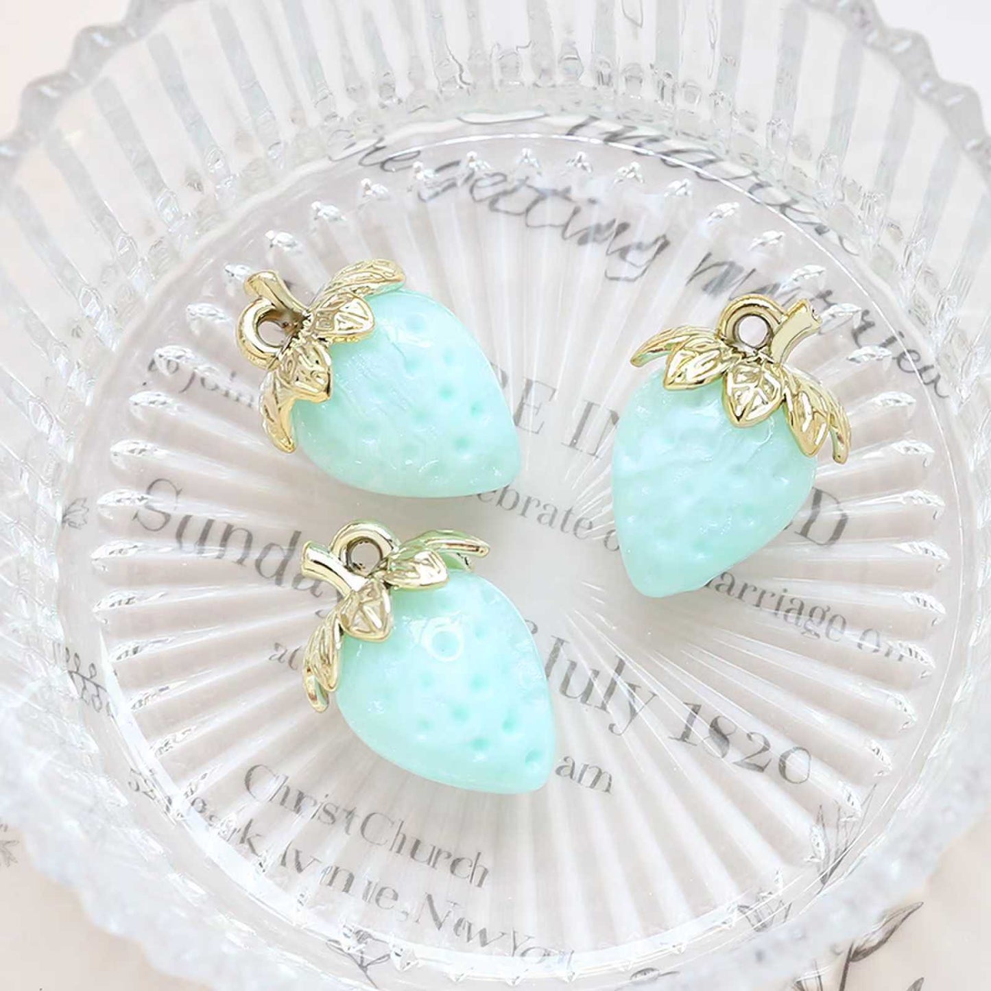 3.2再入荷有り♥段階式割引♥【T127】苺季節2（高級イチゴチャーム、約32mm*24mm）