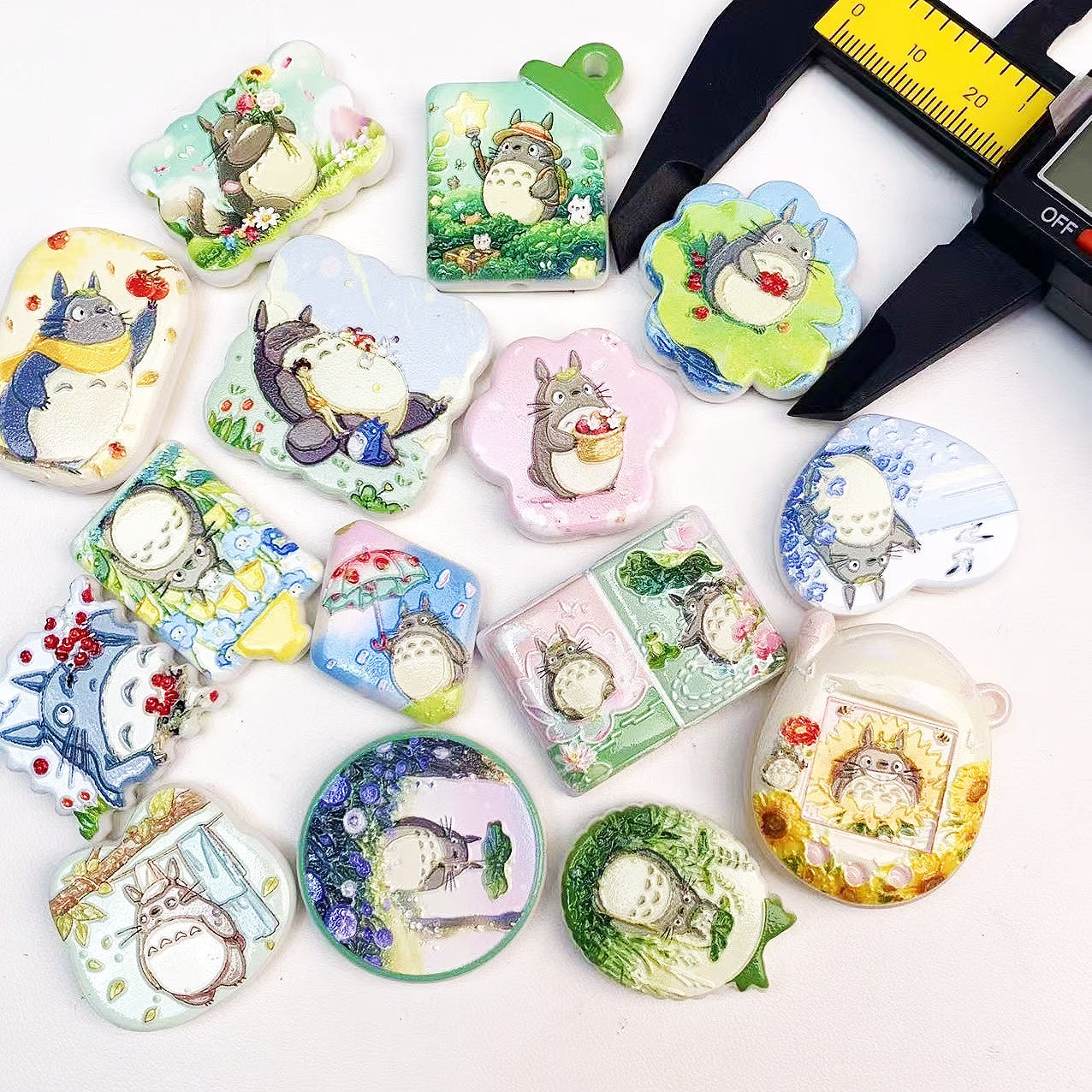 12.8NEW【A380】晴れ待ちのトトロ（浮き彫りロゴキャラビーズ15種類とアクリルビーズ3色）