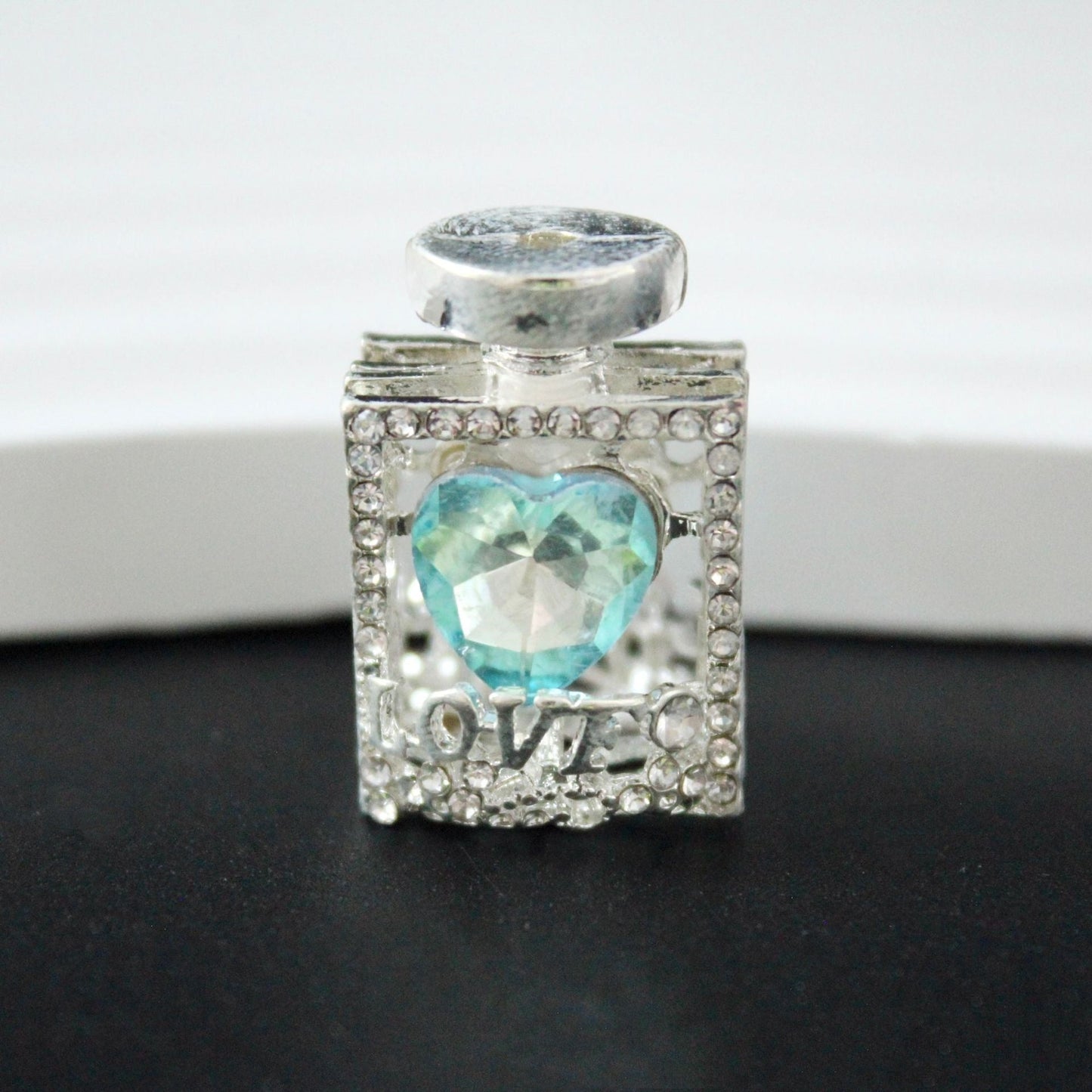 3.9再入荷♥段階式割引有り♥【T134】誘惑の香水（キラキラ、ダイヤハート付き、約20×15ｍｍ）