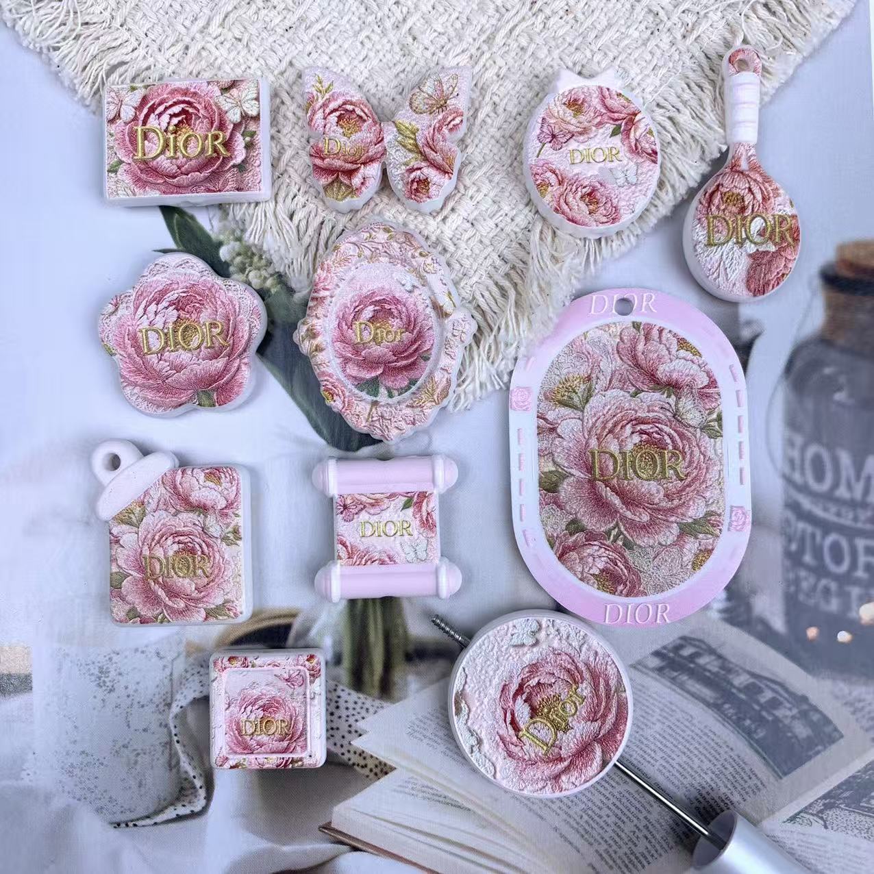 6.16NEW【A536】ローズディオール（刺繍浮き彫りロゴビーズ10種類とプレート1種類）