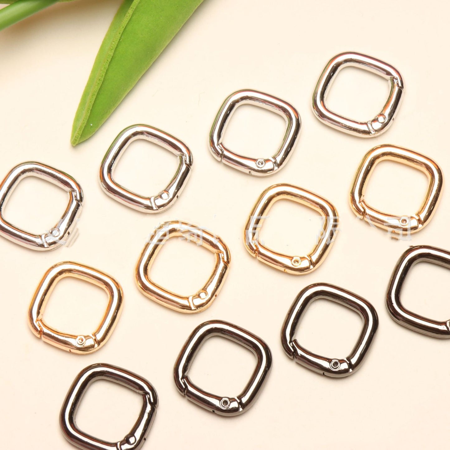 11.4再入荷と更新あり♥段階式割引あり♥【P077】合金カラビナ集合