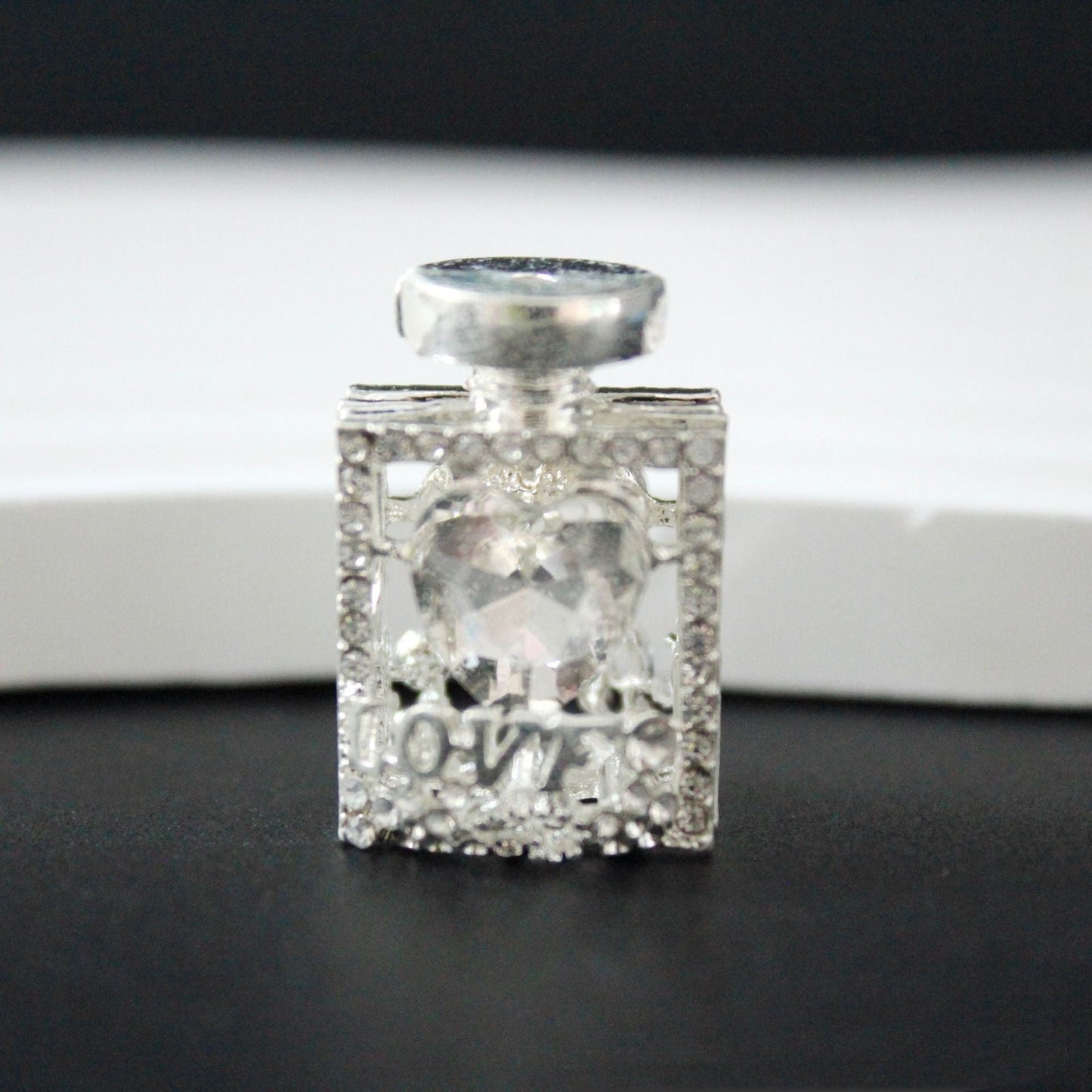 3.9再入荷♥段階式割引有り♥【T134】誘惑の香水（キラキラ、ダイヤハート付き、約20×15ｍｍ）