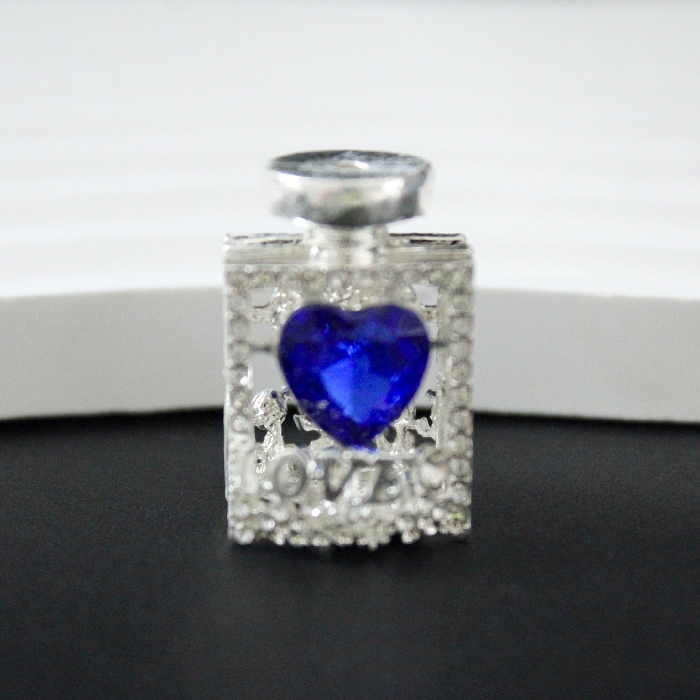 3.9再入荷♥段階式割引有り♥【T134】誘惑の香水（キラキラ、ダイヤハート付き、約20×15ｍｍ）