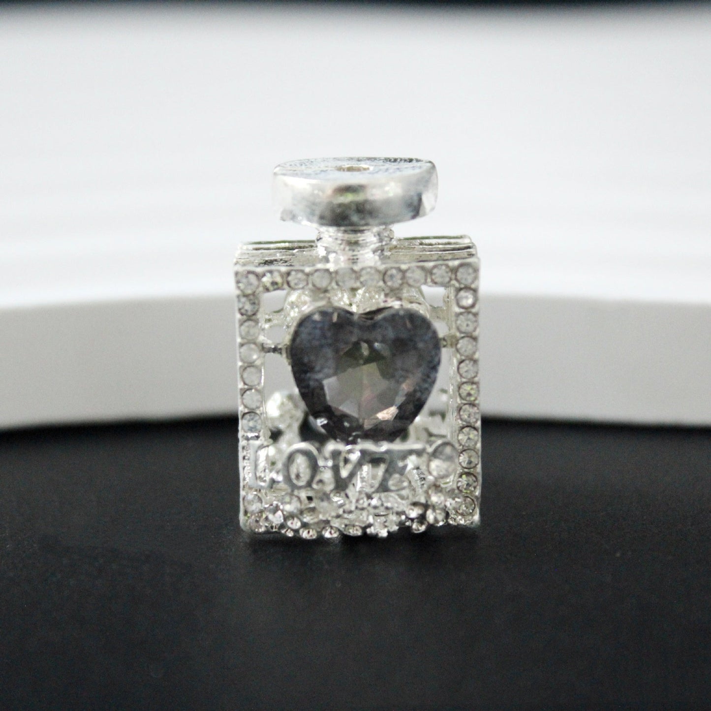 3.9再入荷♥段階式割引有り♥【T134】誘惑の香水（キラキラ、ダイヤハート付き、約20×15ｍｍ）