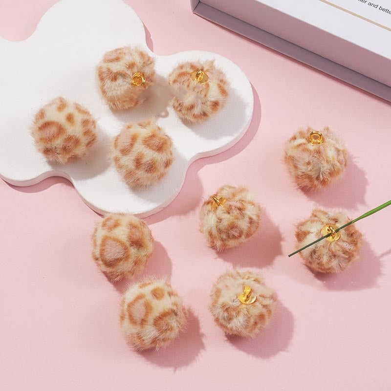 3.2再入荷あり♥段階式割引あり♥【T085】もふもふヒョウ柄ビーズ（カン付き、16mm、リース用）