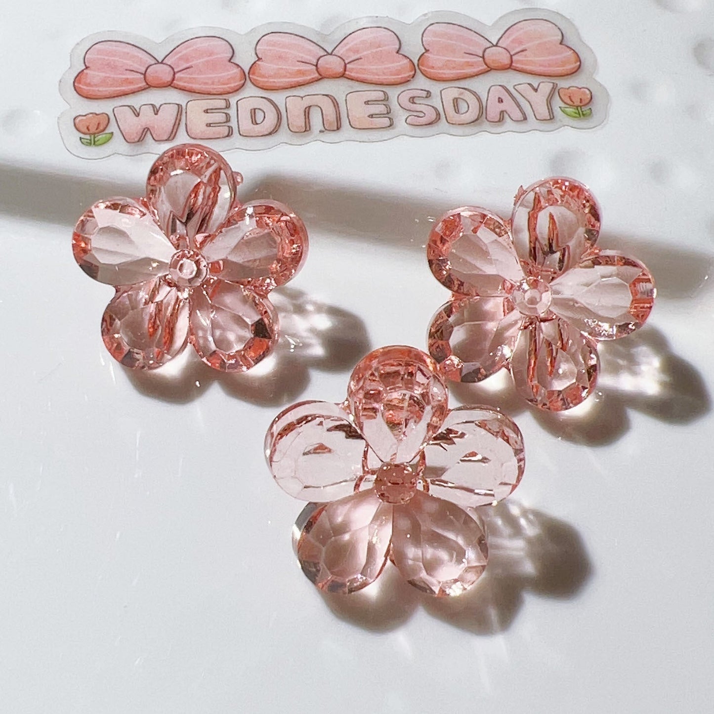♥大人気♥5.28【T005】（段階式割引あり）クリア桜の花（アクリル、カン付き、直径約22mm）