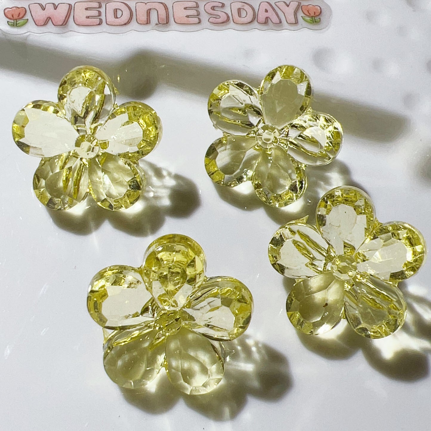 ♥人気♥3.10再入荷【T005】クリア桜の花（アクリル、カン付き、直径約22mm）