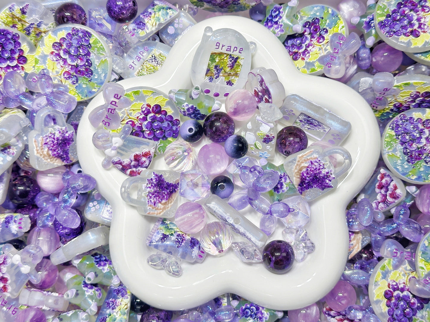 3.12NEW【A479】葡萄園の見守り（夜光浮き彫りビーズ約8種類とレジンビーズ2種類など入りのストラップ用大ミックス）